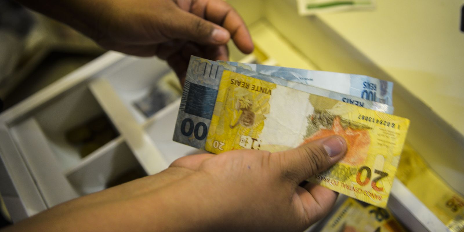 Aposentados e pensionistas do INSS podem consultar antecipação do 13º