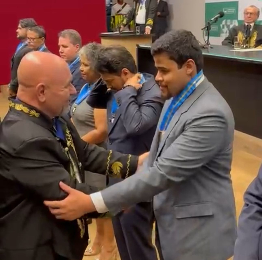 Kalebe Alencar recebe Comenda por Mérito Profissional da ABRASCI em solenidade na Câmara dos Deputados