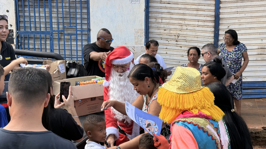 Tabanez leva alegria ao Sol Nascente como Papai Noel no Projeto Crescente RN
